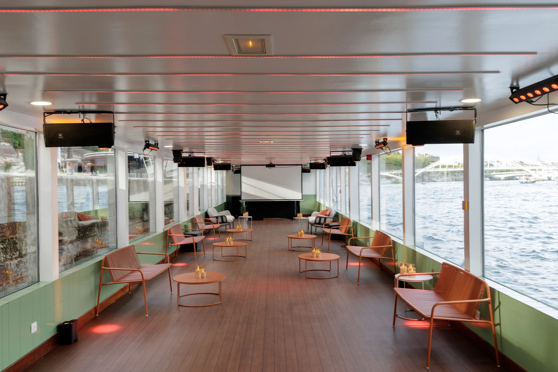 Bateau Rivage Paris · séminaire conférence avec écran et plénière