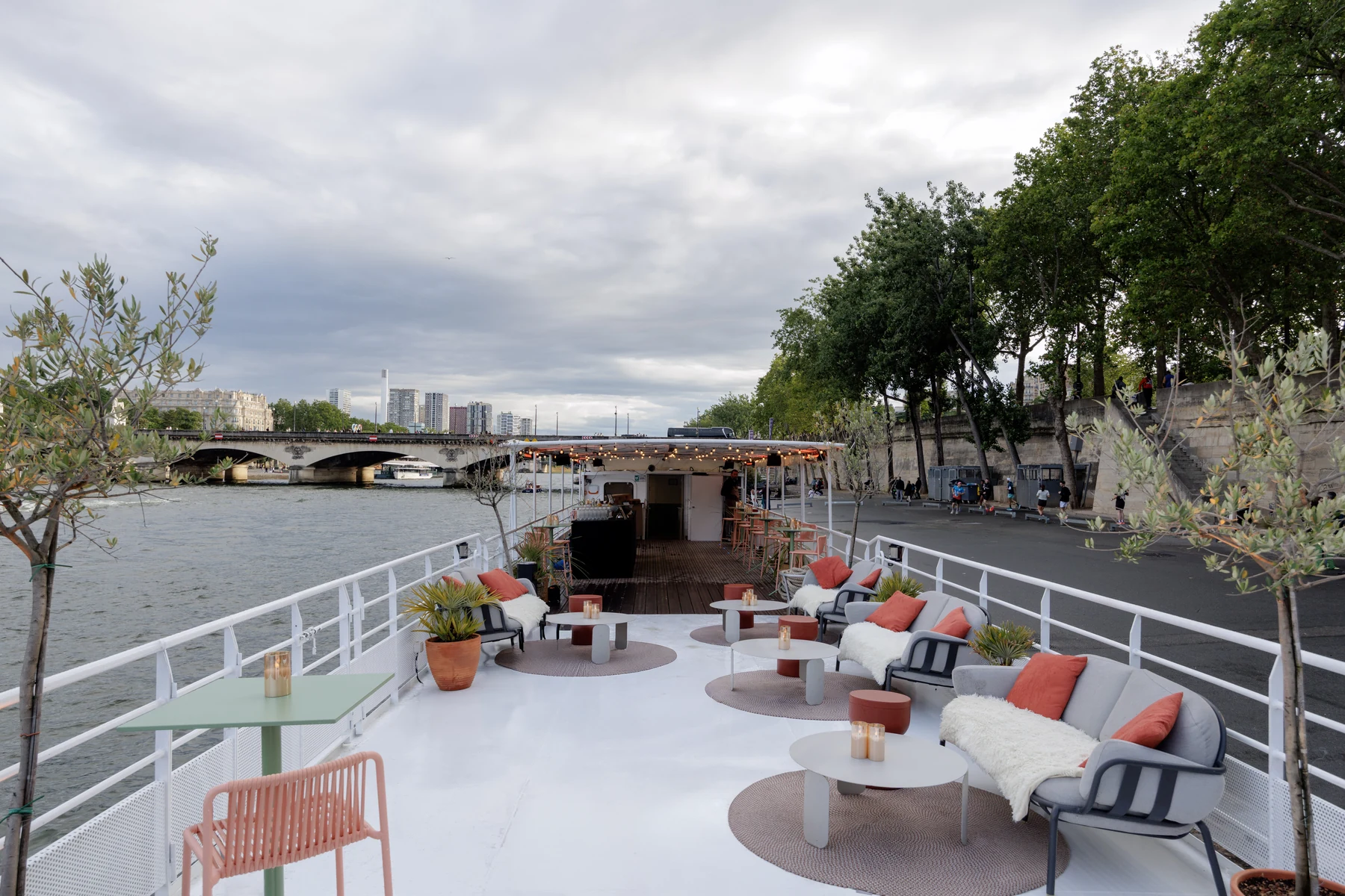 Bateau Rivage Paris · terrasse pont supérieur mobilier sur la Seine