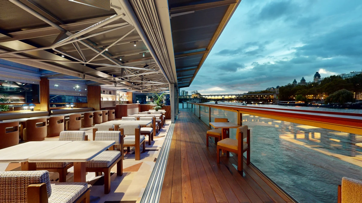 Barge Eiffel, terrasse bois vue Seine