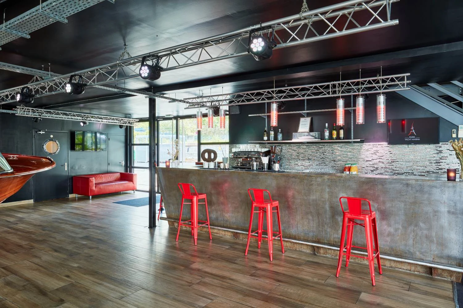 Location Atelier sur Seine Paris 15 · bar lounge tabourets cocktail privatisation