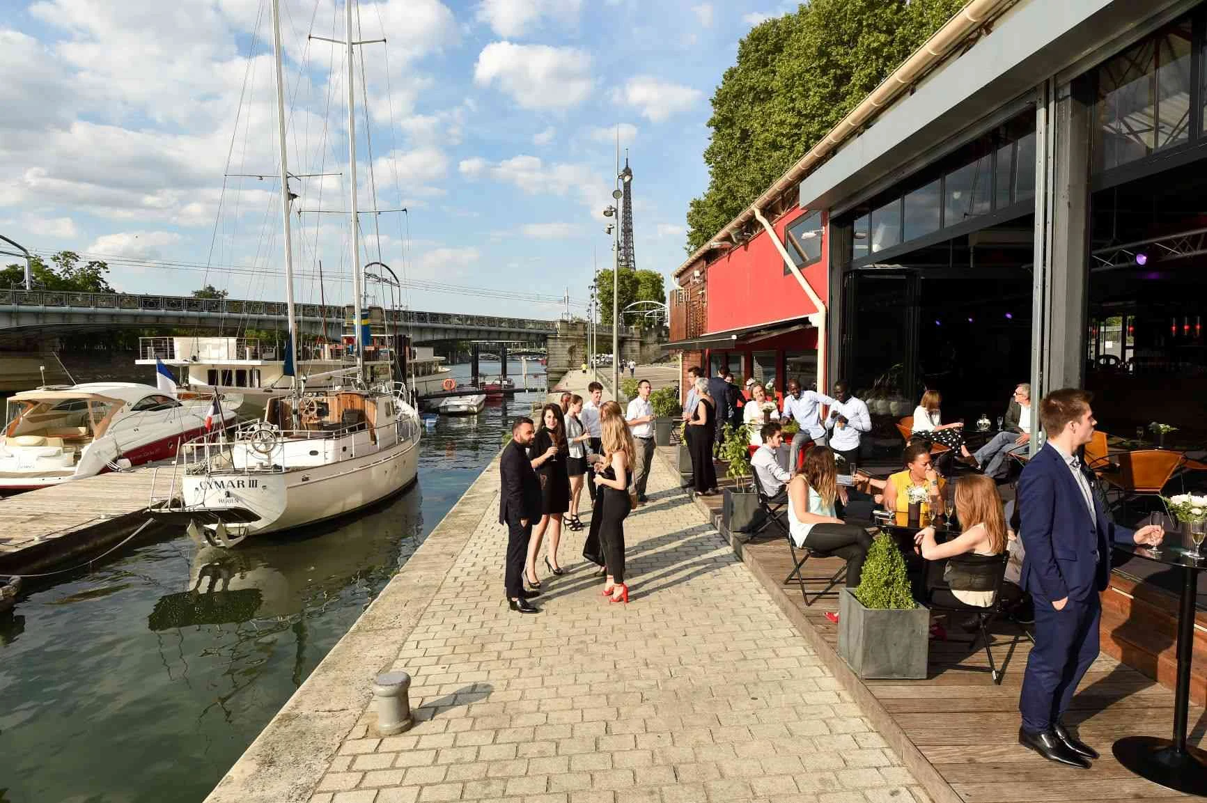 Location Atelier sur Seine Paris 15 · cocktail extérieur sur le quai face à la Tour Eiffel