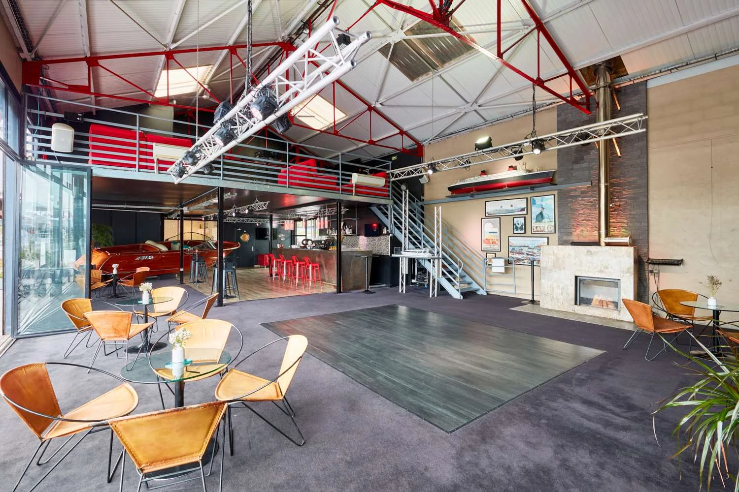 Location Atelier sur Seine Paris · lounge salon mezzanine pour événement privé