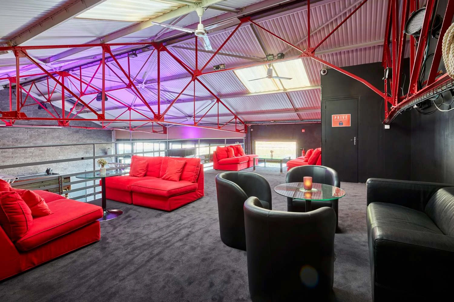 Location Atelier sur Seine Paris · mezzanine lounge canapés salon privé étage