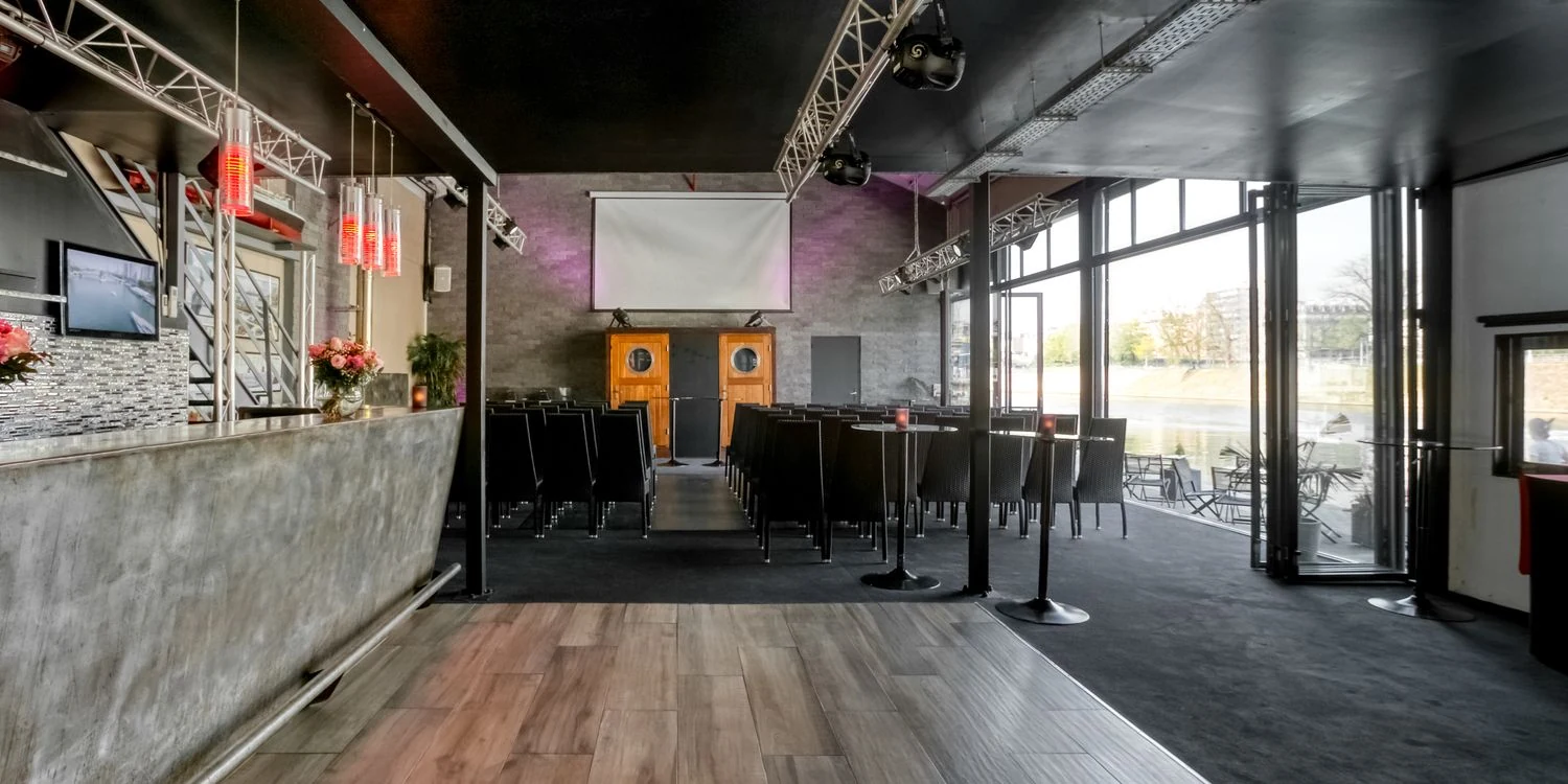 Location Atelier sur Seine Paris · configuration plénière conférence 110 invités face Seine