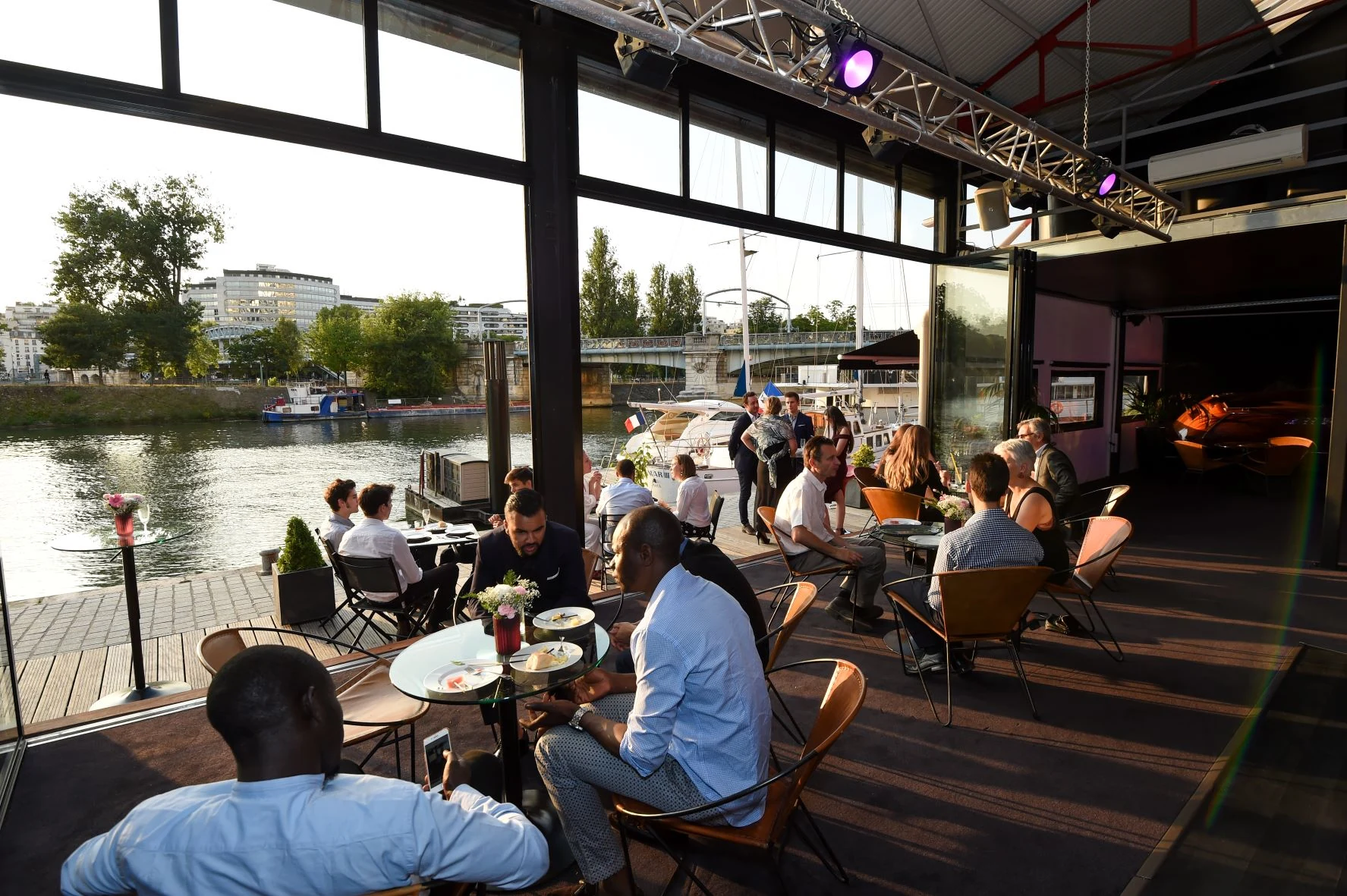 Location Atelier sur Seine Paris · terrasse coucher de soleil invités bord de Seine