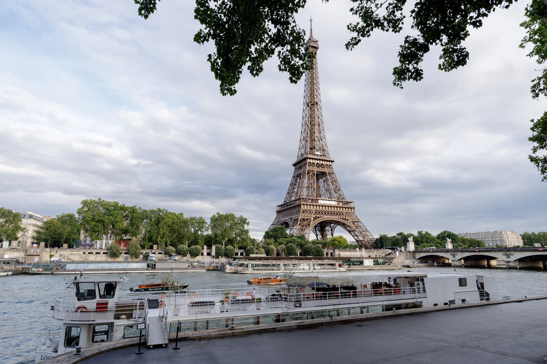Location Bateau Rivage Paris · vue Tour Eiffel depuis Port Debilly