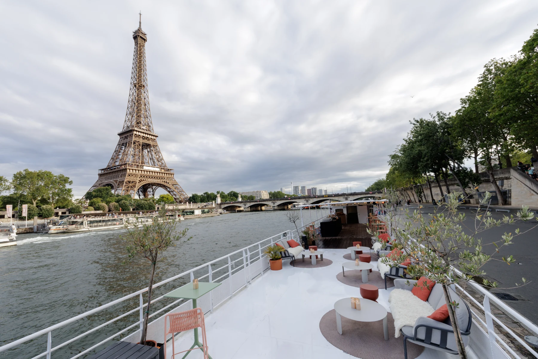 Louer un bateau Paris vue Tour Eiffel · Bateau Rivage Port Debilly