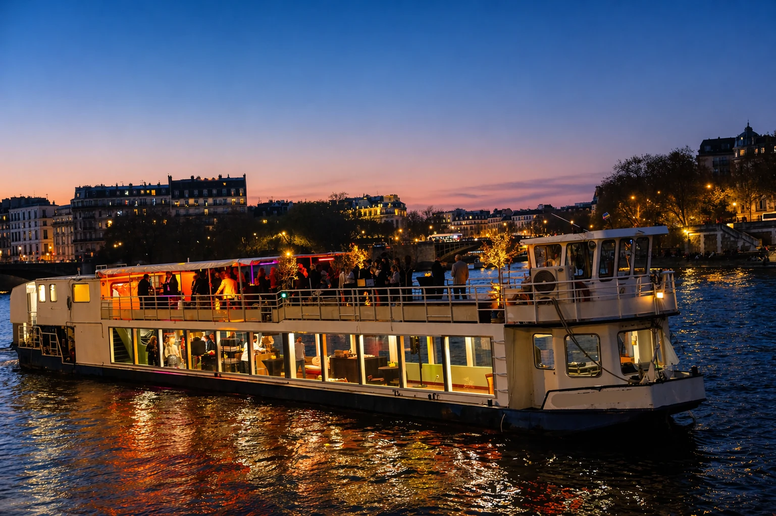 Privatiser bateau croisière nuit Paris · Bateau Rivage soirée illuminée Seine