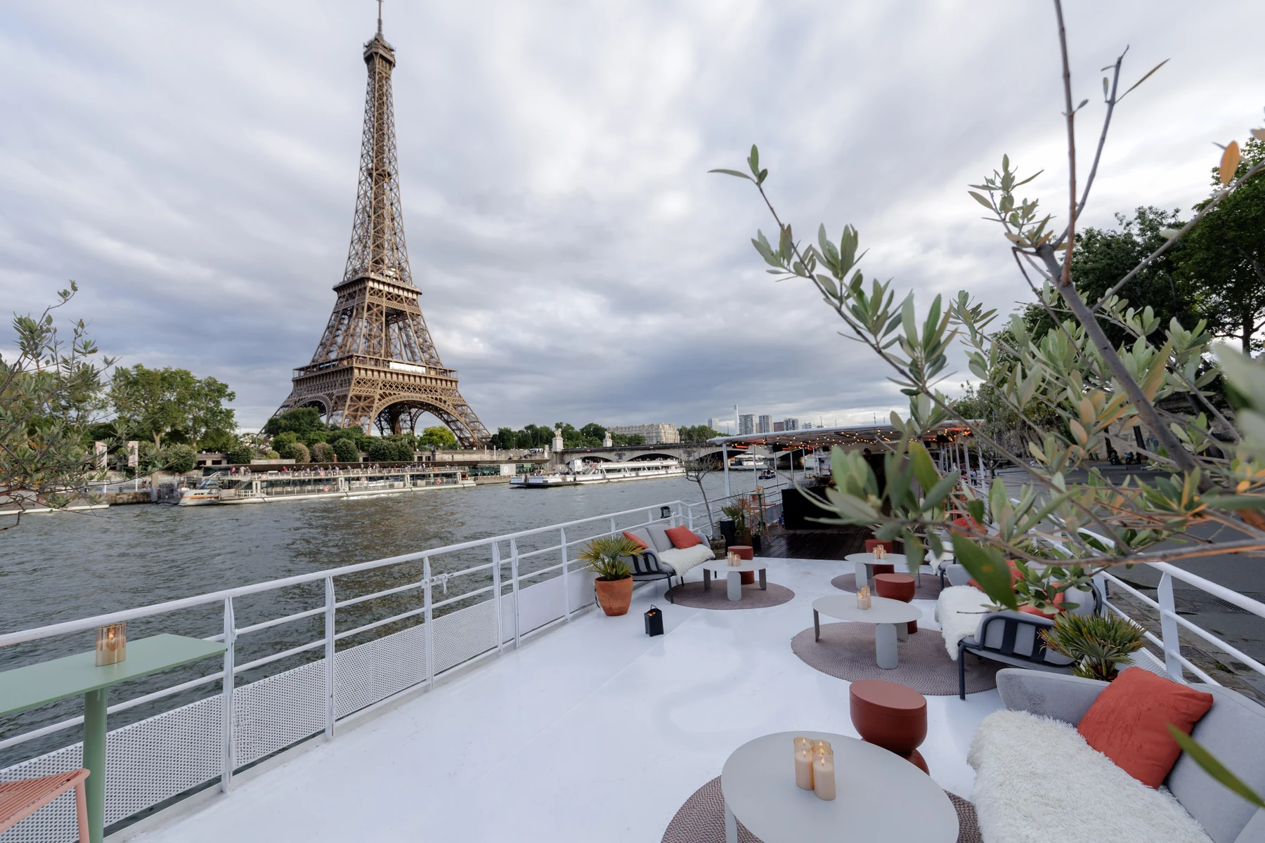 Privatiser bateau Tour Eiffel Paris · Bateau Rivage terrasse panoramique sur la Seine