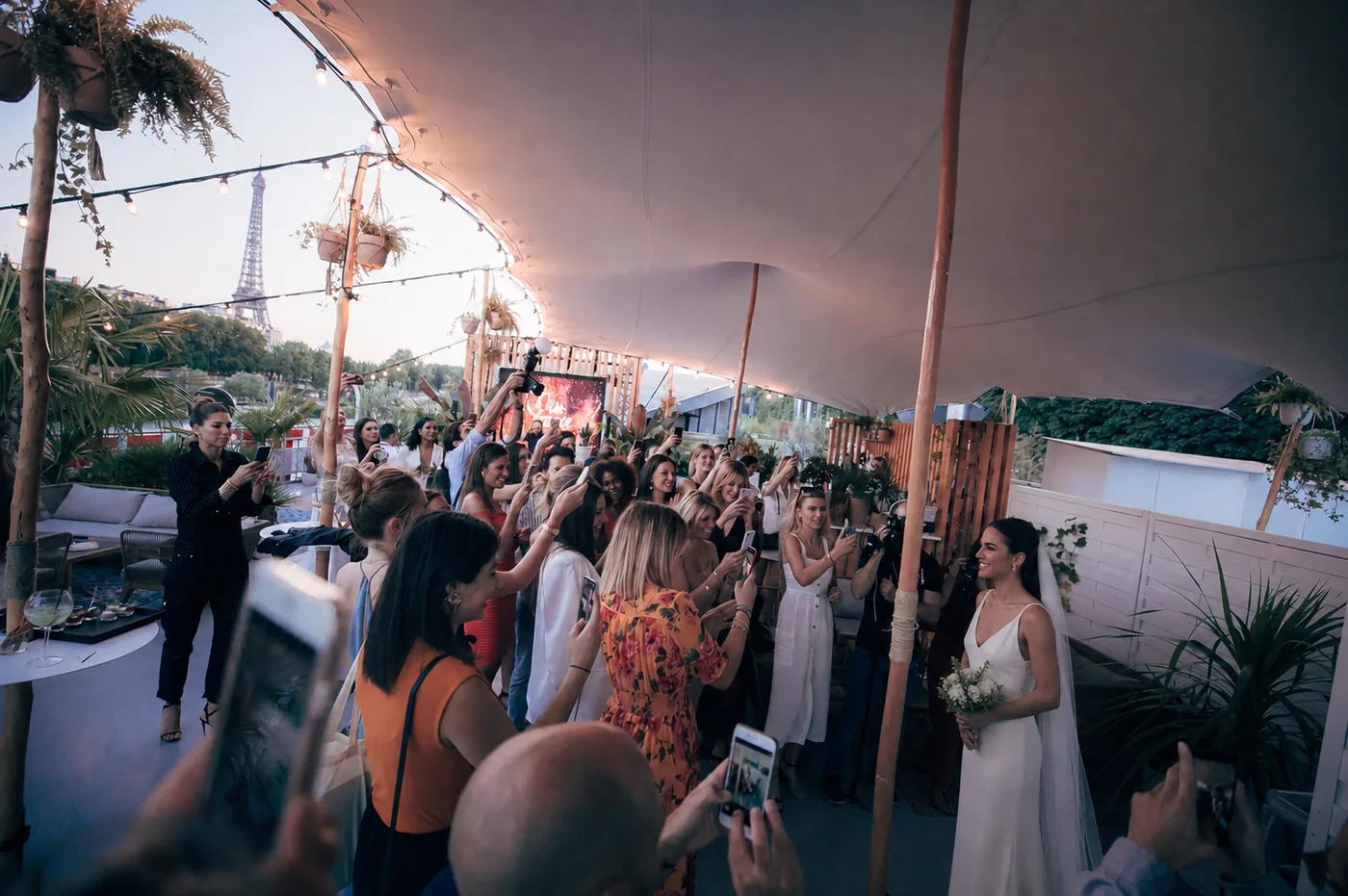 Accompagnement mariage sur bateau Paris : wedding planner, traiteur, scénographie florale