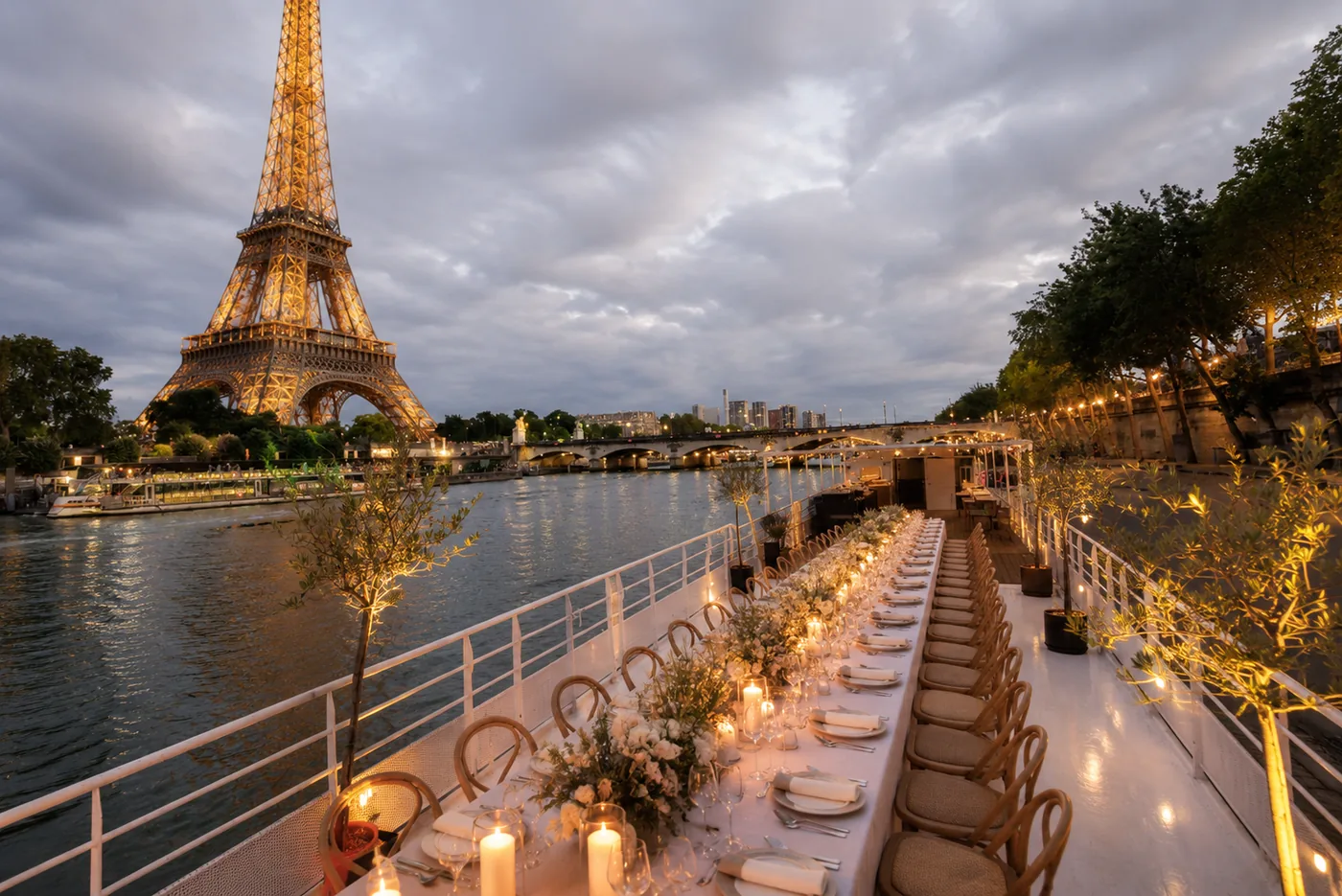 Dîner de mariage assis sur bateau privatisé Paris vue Seine