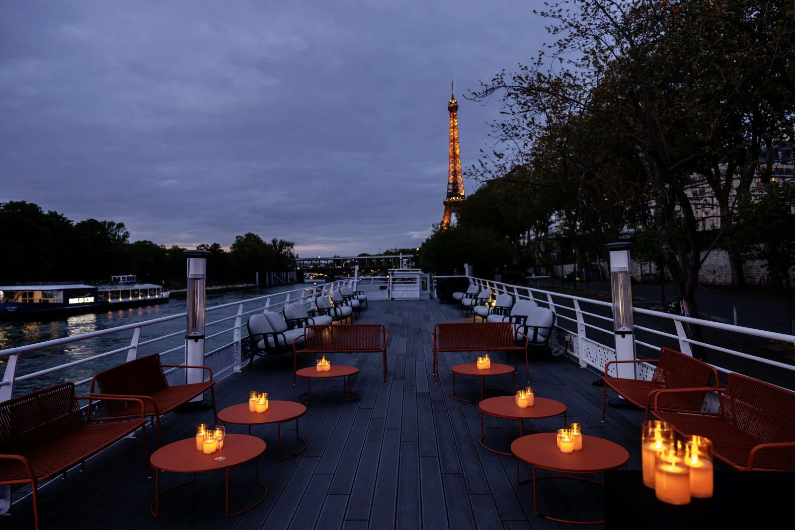 Location de bateau sur la Seine · dîner client filiale BNP Paribas