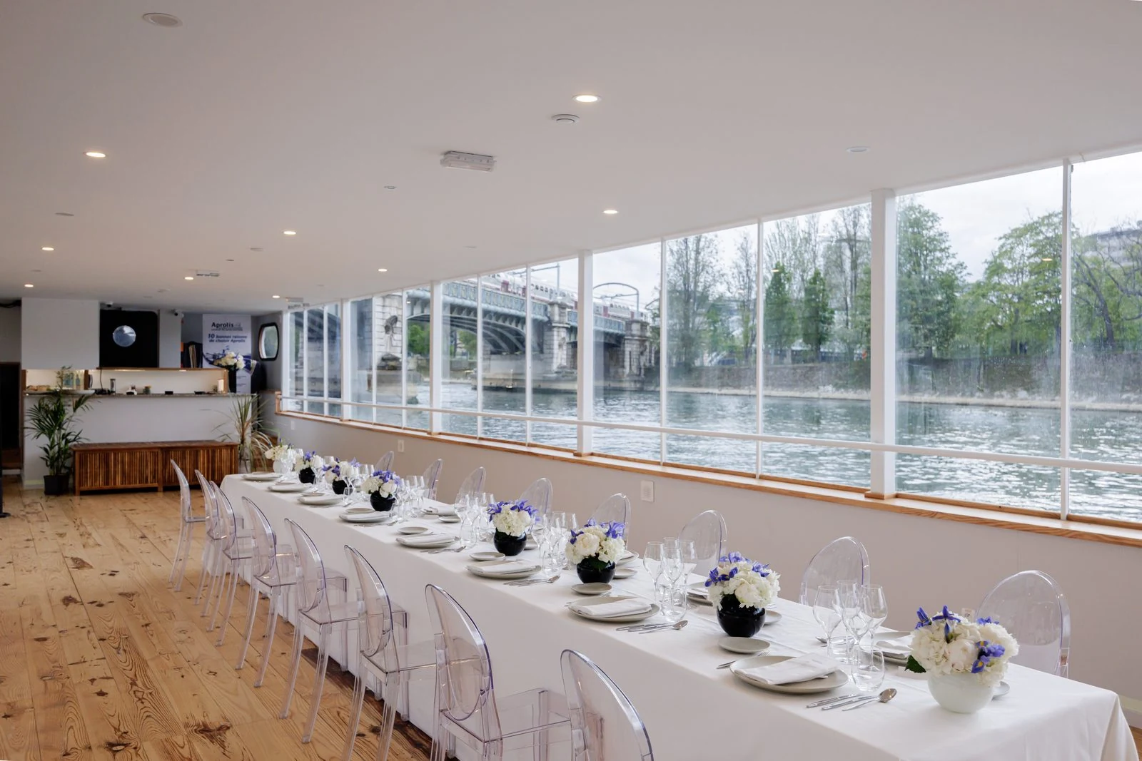 Bateau privatisé à Paris pour BNP Paribas · Dîner assis