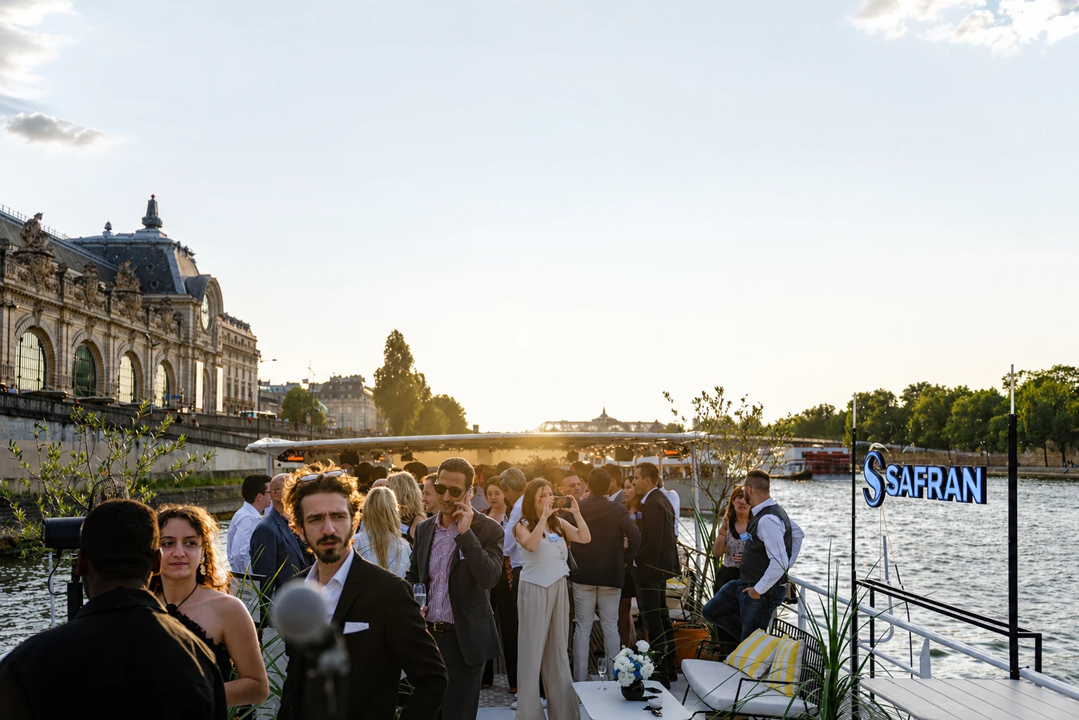 Bateau privatisé à Paris pour Safran · Cocktail dînatoire