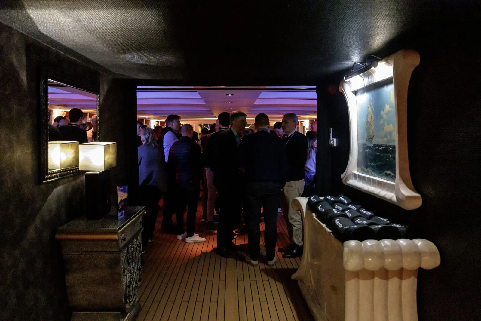 Invités du cocktail des 175 ans Ahlstrom sur le Bateau Grenelle