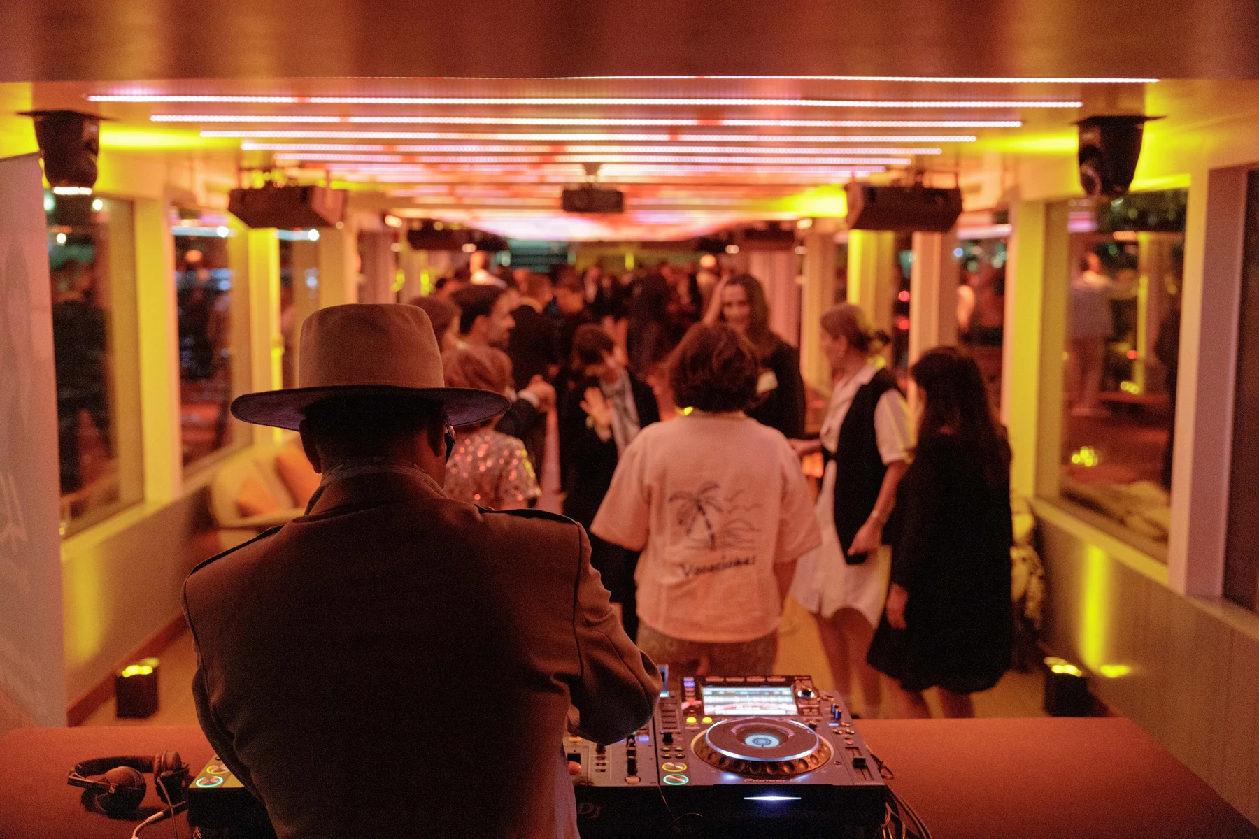 Scénographie et lumières · soirée Ayming sur le Rivage