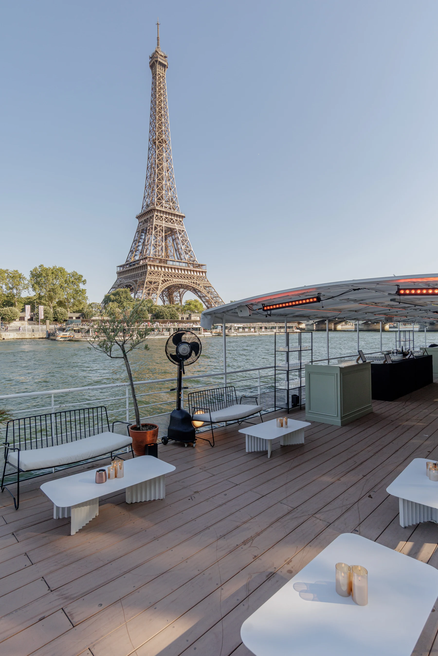Terrasse et vue sur la Seine · soirée d'entreprise avec clients DNCA sur le Rivage