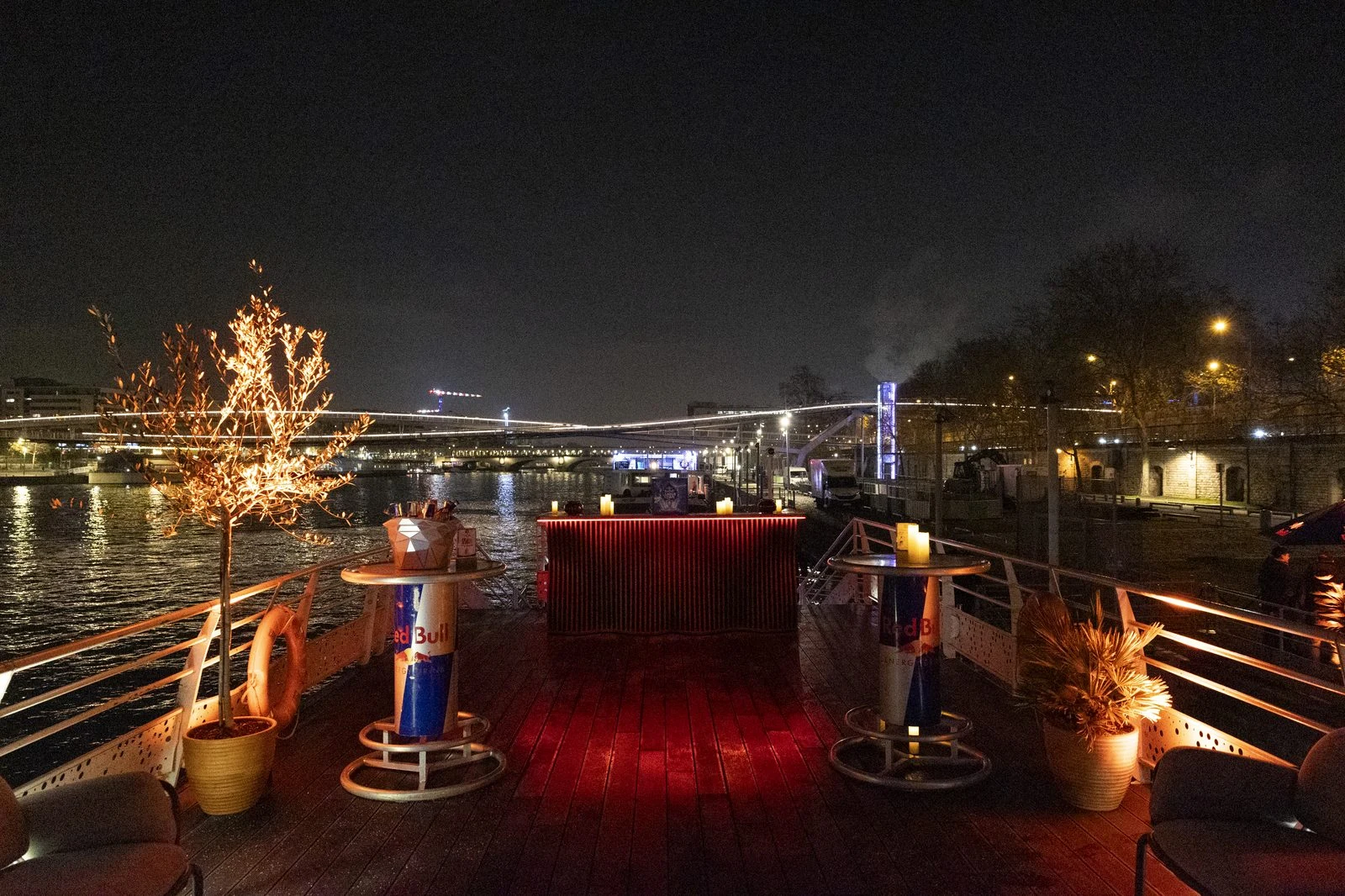 Bateau privatisé à Paris pour Red Bull · Dîner assis