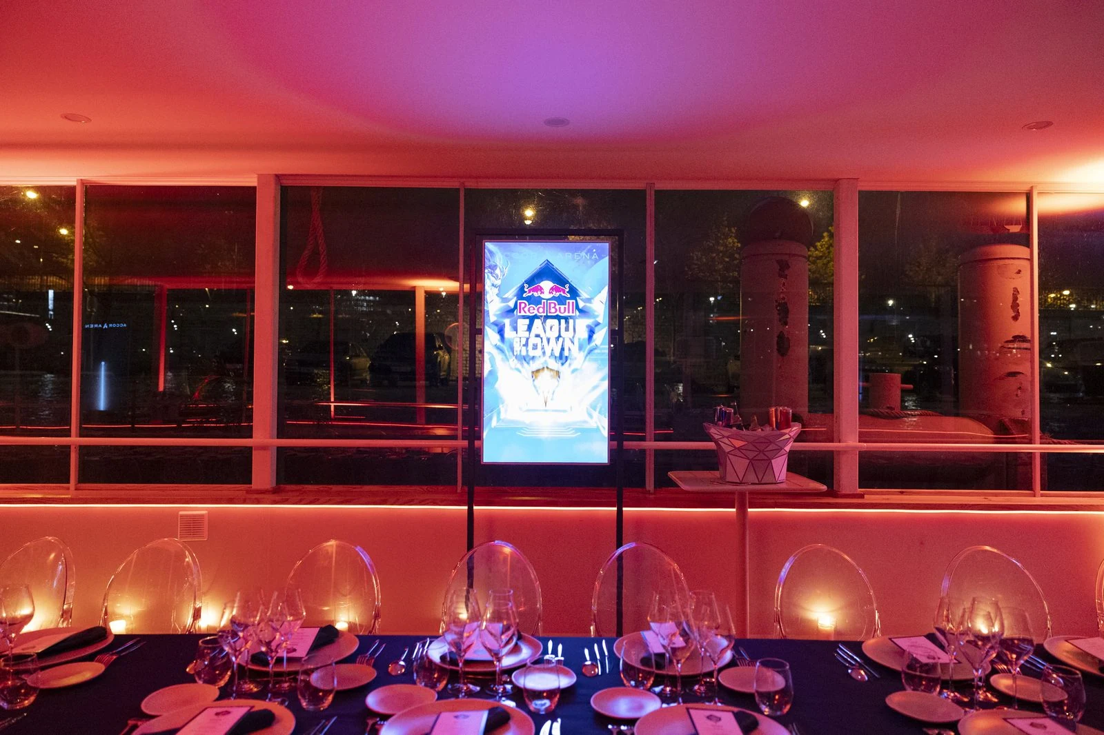 Location de bateau sur la Seine · league of its own Red Bull