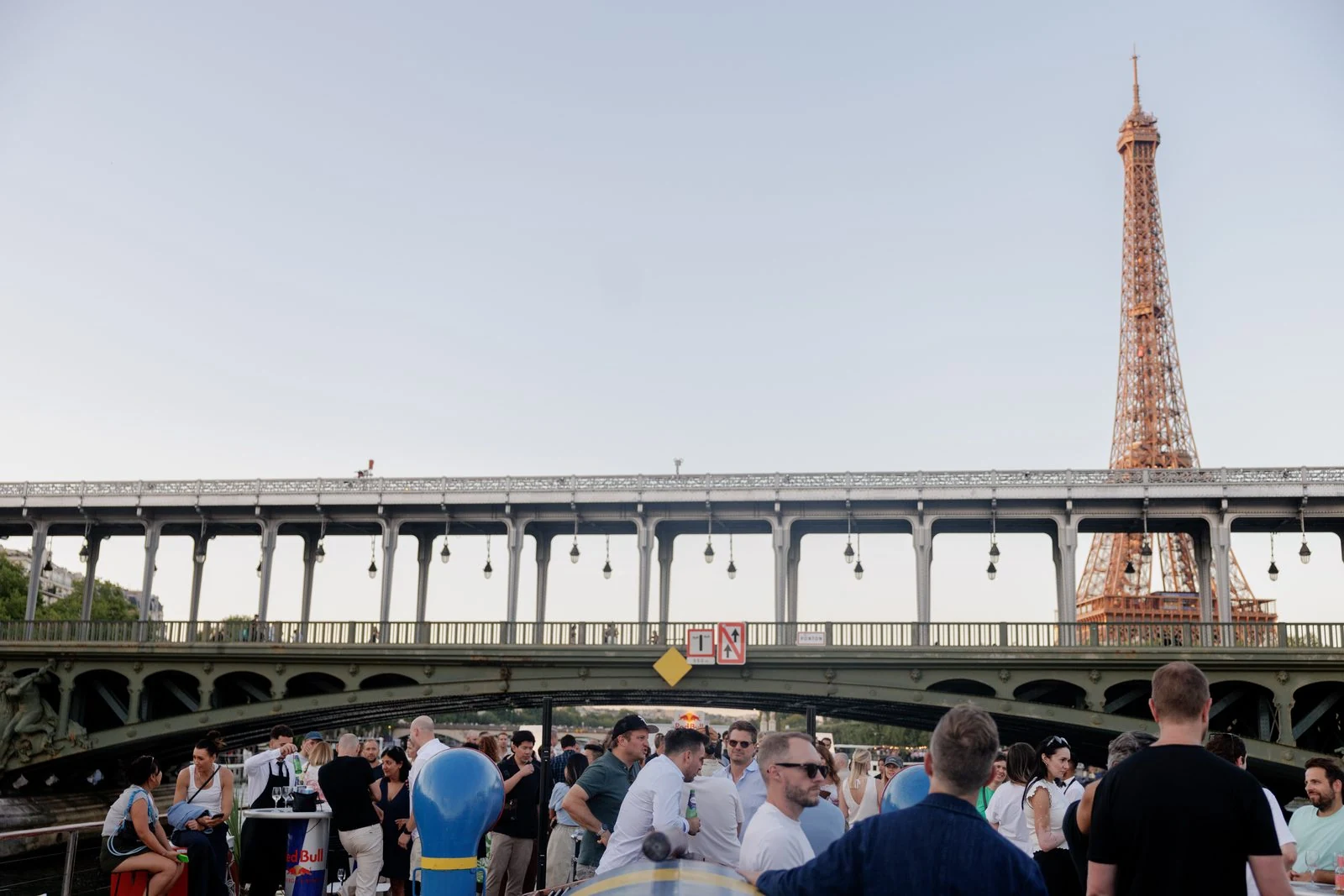 Terrasse et vue sur la Seine · soirée interne collaborateurs Red Bull sur le Bateau Grenelle