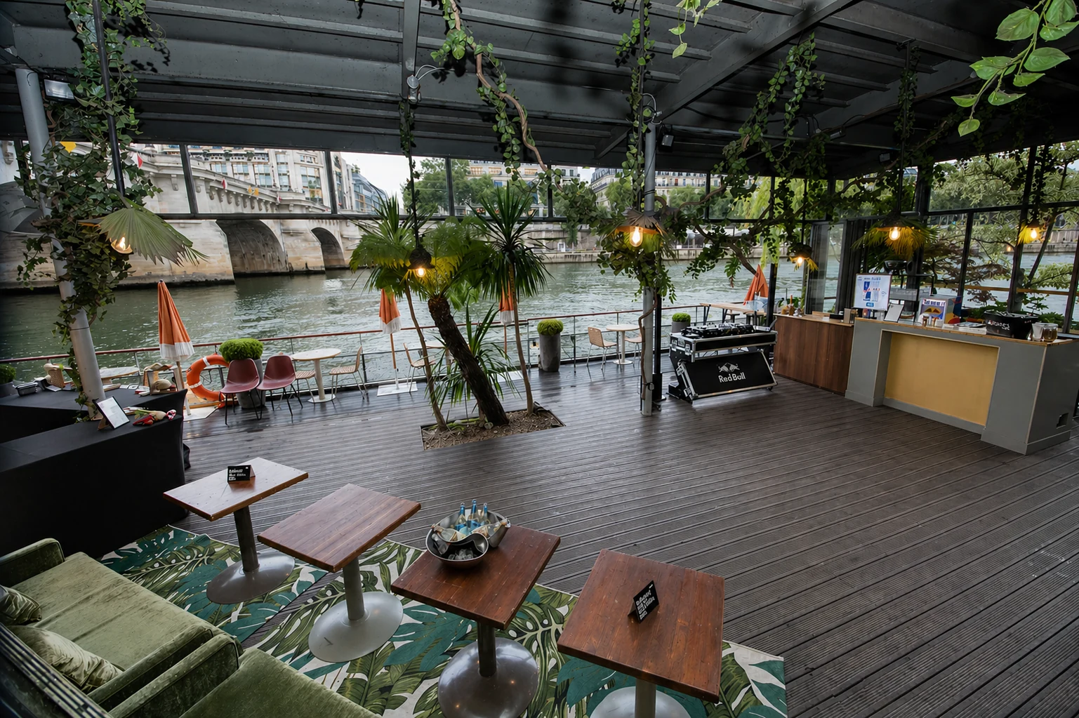 Location de bateau sur la Seine · arrivée du tour de france Bora x Hansgrohe x Red Bull