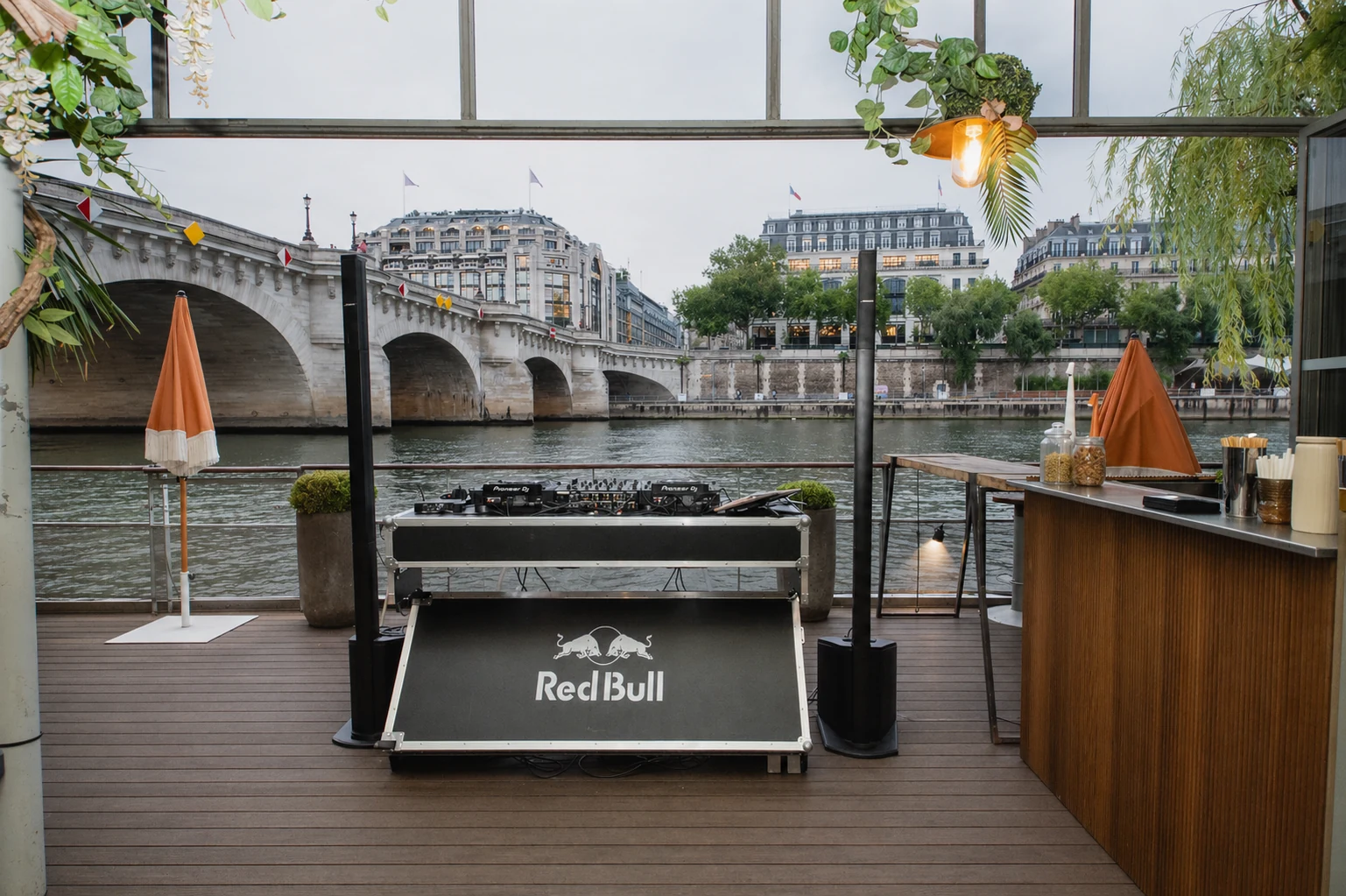 Vue depuis le Le Jardin sur Seine pendant arrivée du tour de france Bora x Hansgrohe x Red Bull