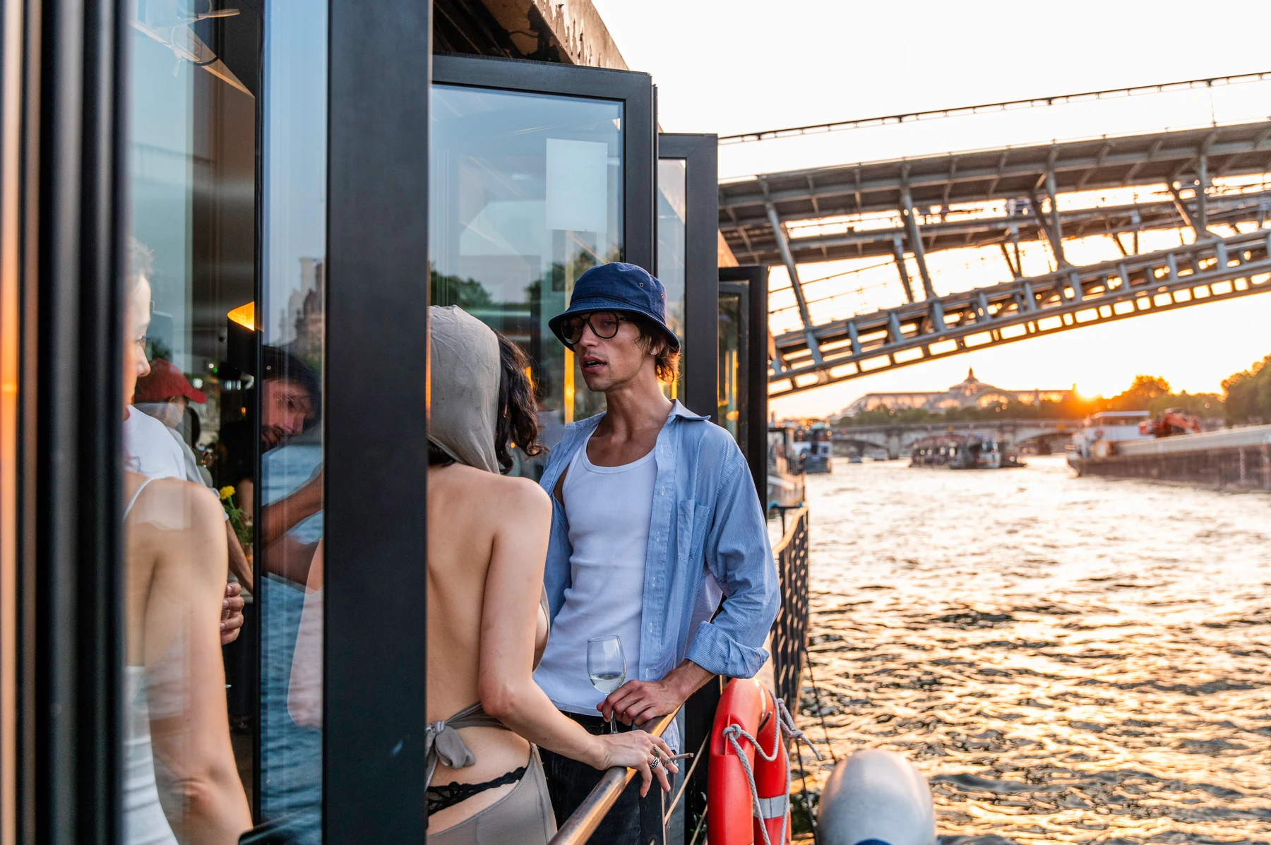 Scénographie et lumières · soirée 5 Étoiles Production sur la Barge Paris 7