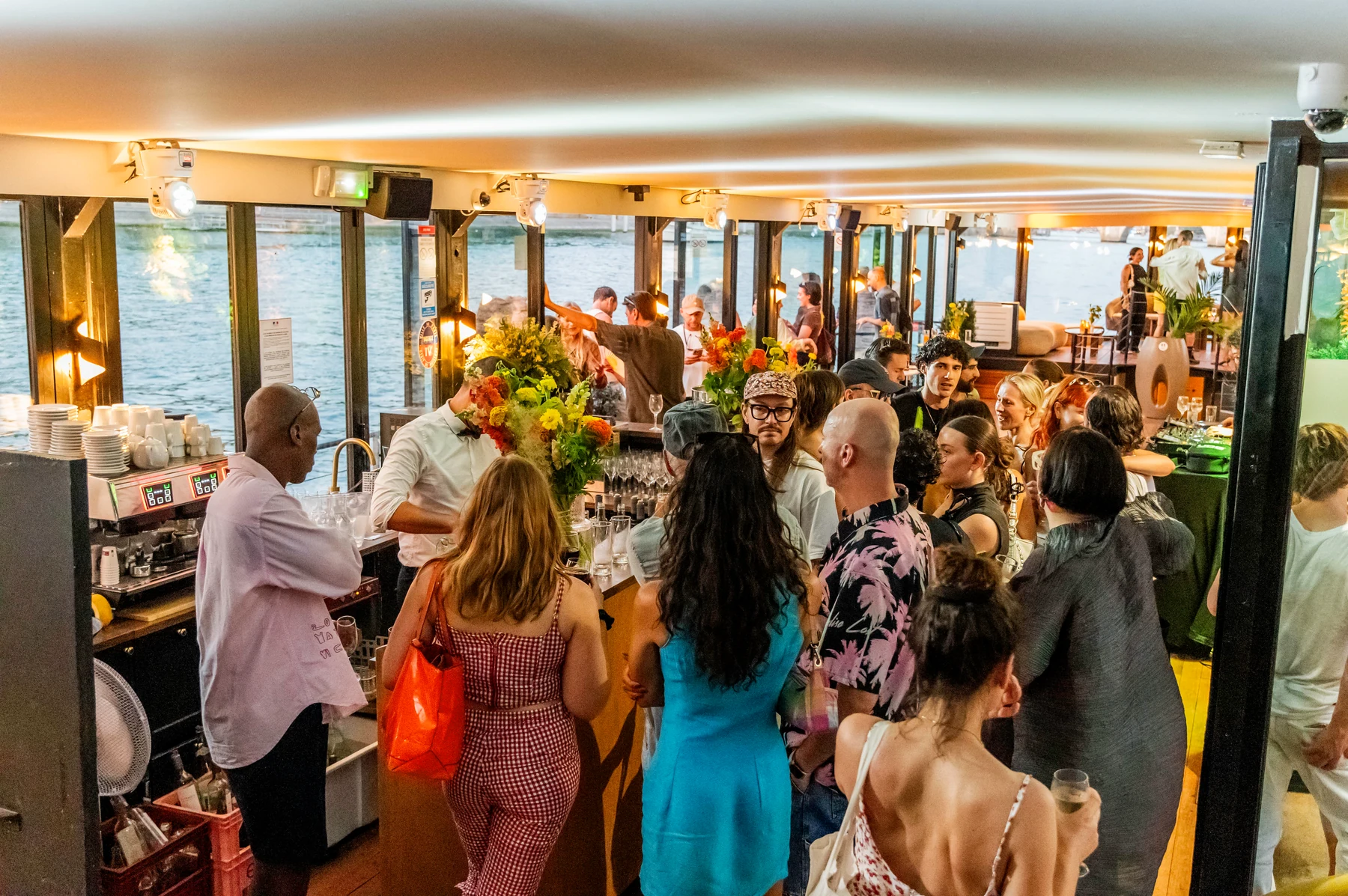 Cocktail et service à bord · 5 Étoiles Production, Barge Paris 7