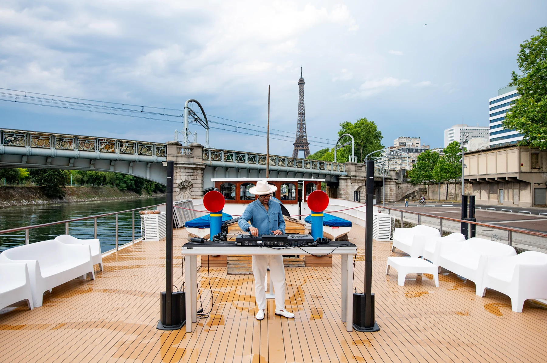 Invités du summer party interne CSE Cholet Dupont Oudart sur le Bateau Grenelle