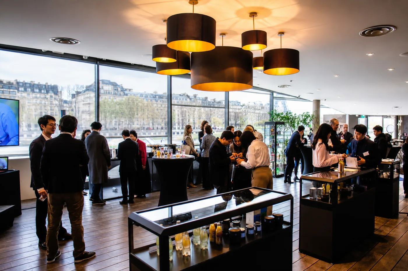 Organisation lancement de produit clé en main sur bateau Paris : cocktail RP avec invités