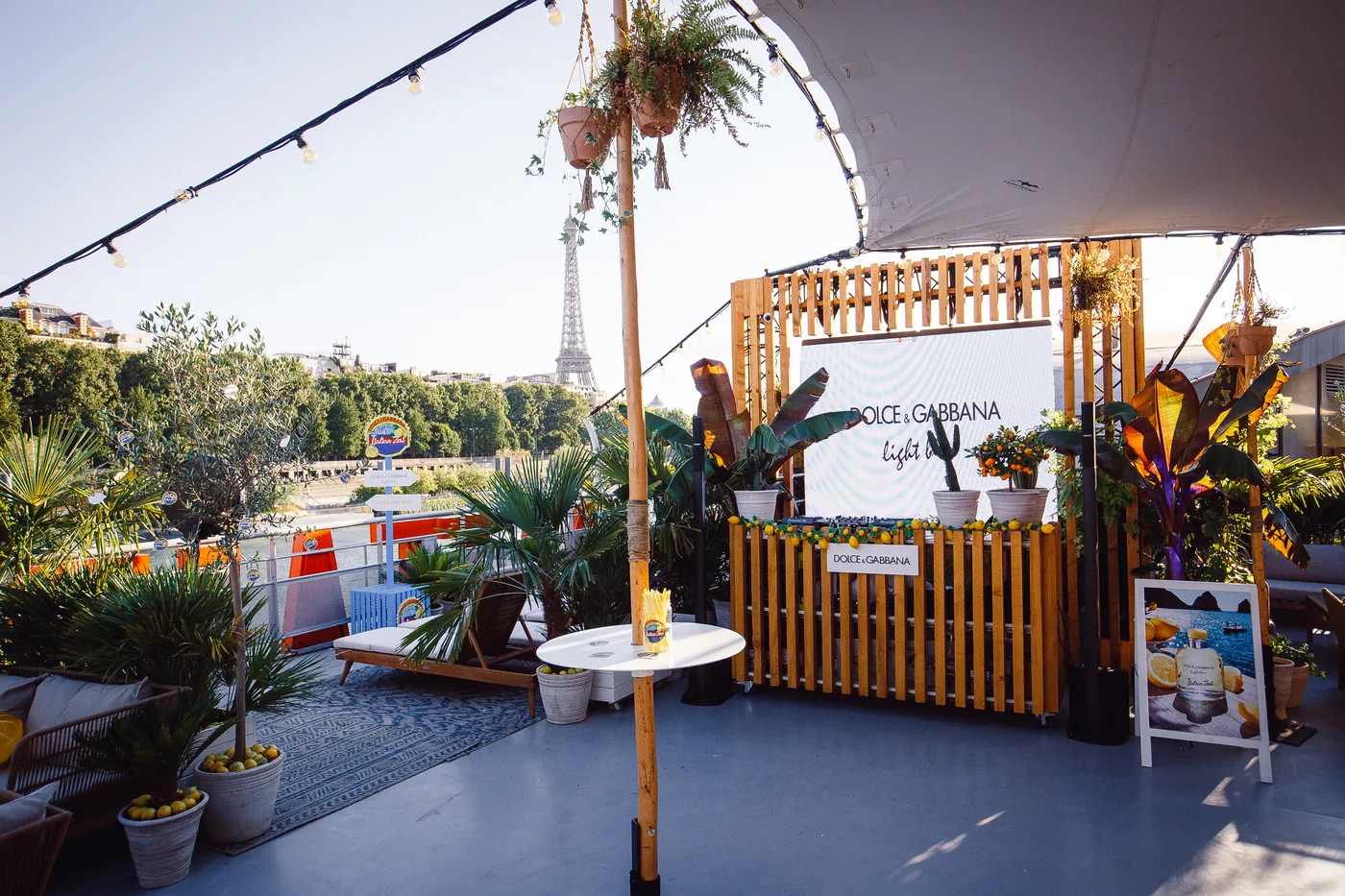 Lancement de produit Dolce & Gabbana Light Blue sur bateau Paris vue Tour Eiffel