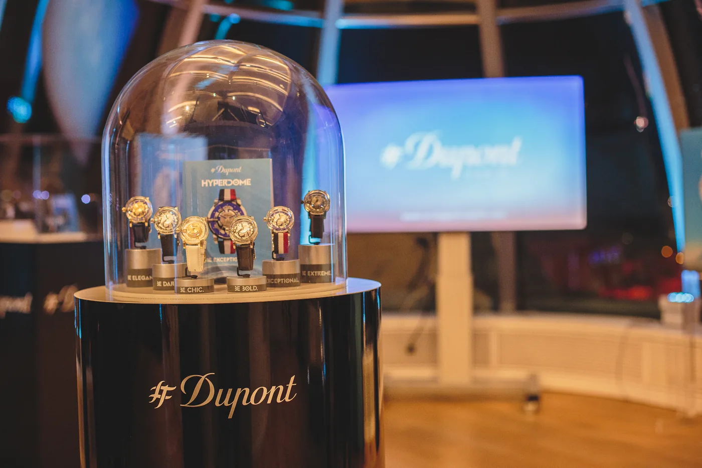 Lancement de produit premium S.T. Dupont sur bateau Paris : présentation produits haut de gamme