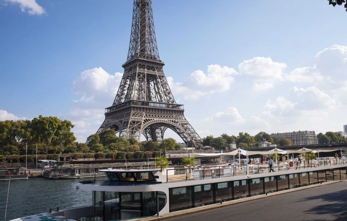 Soirée d'entreprise sur un bateau à Paris vue Tour Eiffel