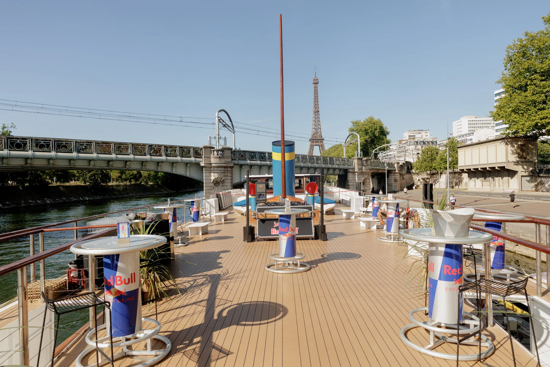 Privatisation du Bateau Grenelle à Paris · soirée d'entreprise Red Bull sur le pont